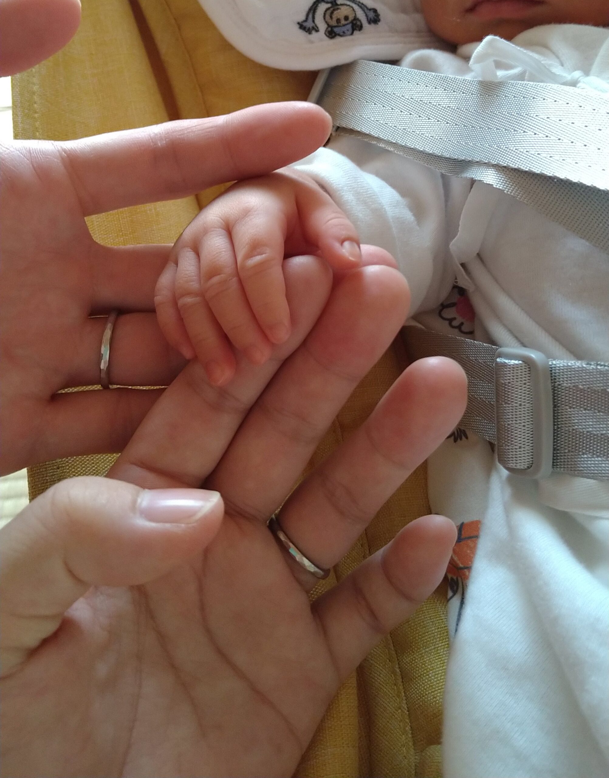 生後1か月の子どもと夫婦で手合わせ
