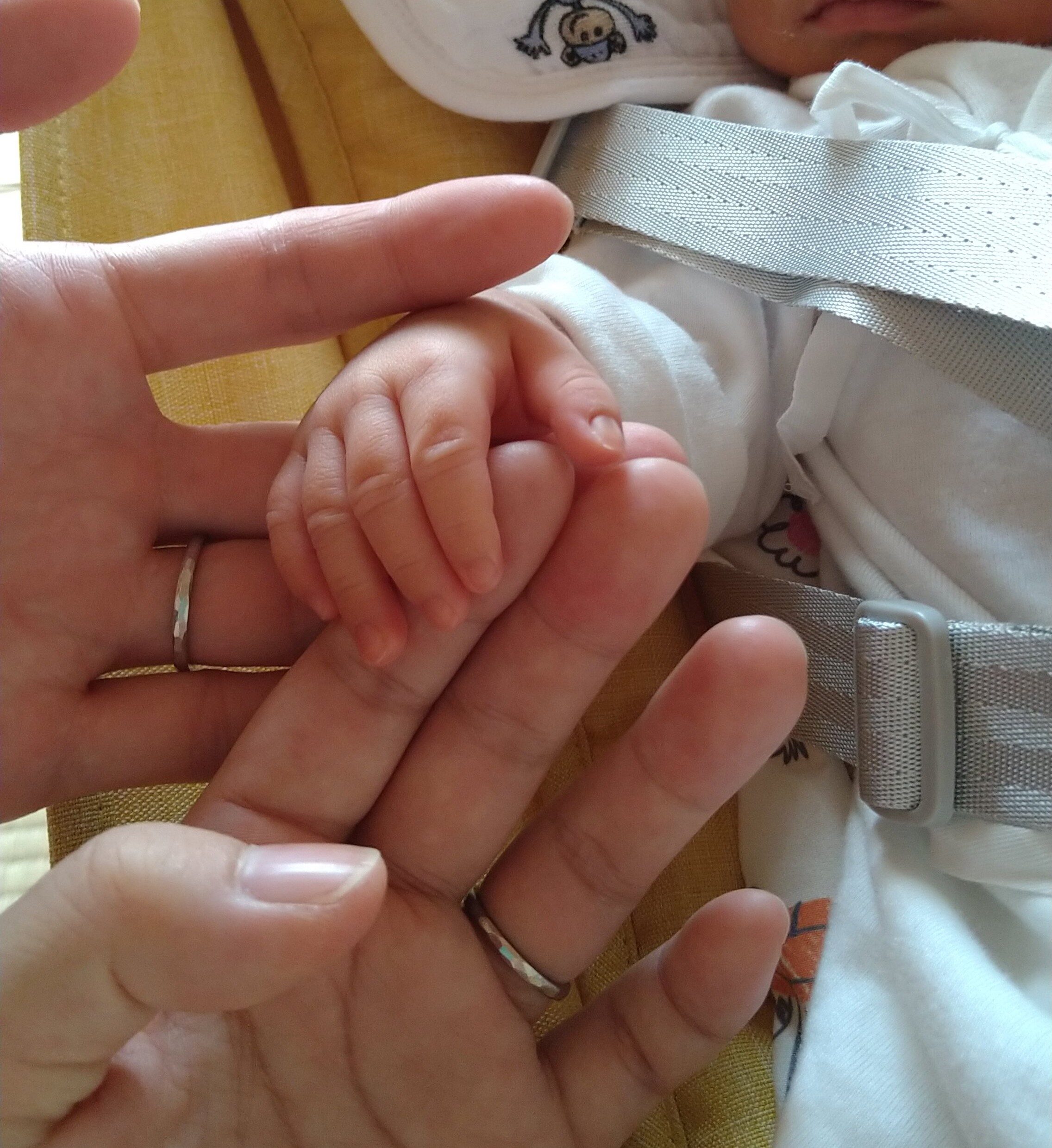生後1か月の子どもと夫婦で手合わせ